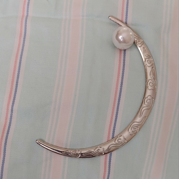 Pearl Moon Hair Accessory - Picture 3 of 4